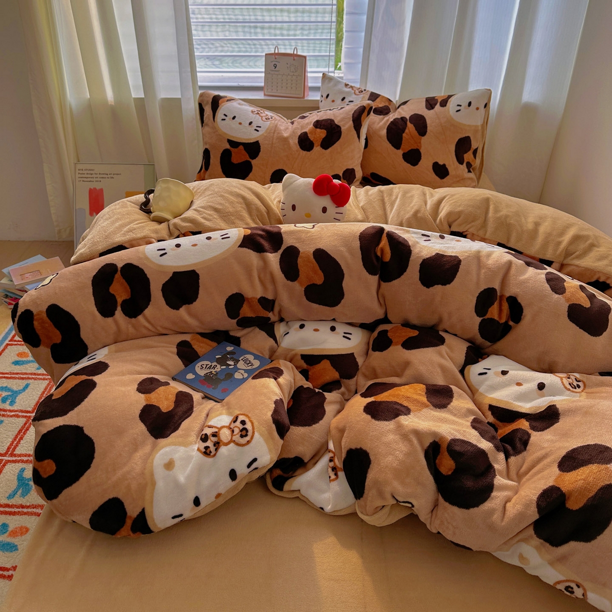 91家纺网 家纺一手货源 找家纺 小叮当家纺仓储工厂店 买家秀 爆款花型2025新款200克牛奶绒小清新卡通复古风四件套 豹纹kt