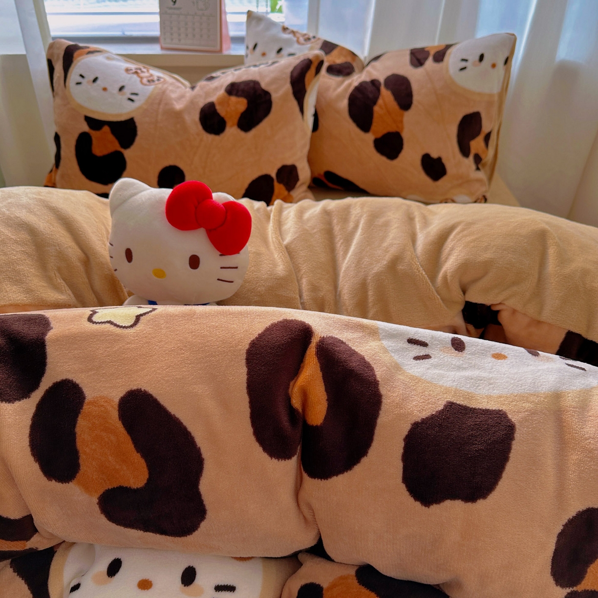 91家纺网 家纺一手货源 找家纺 小叮当家纺仓储工厂店 买家秀 爆款花型2025新款200克牛奶绒小清新卡通复古风四件套 豹纹kt