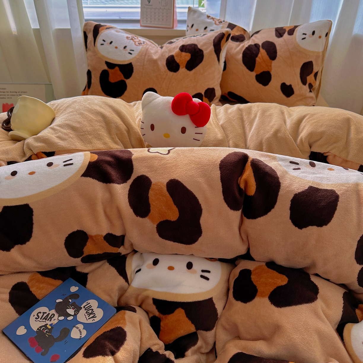 91家纺网 家纺一手货源 找家纺 小叮当家纺仓储工厂店 买家秀 爆款花型2025新款200克牛奶绒小清新卡通复古风四件套 豹纹kt