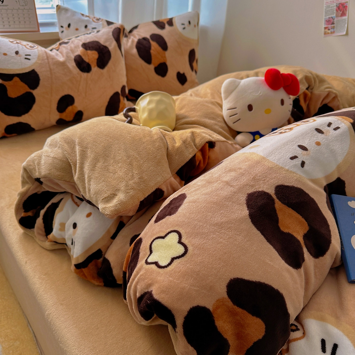 91家纺网 家纺一手货源 找家纺 小叮当家纺仓储工厂店 买家秀 爆款花型2025新款200克牛奶绒小清新卡通复古风四件套 豹纹kt