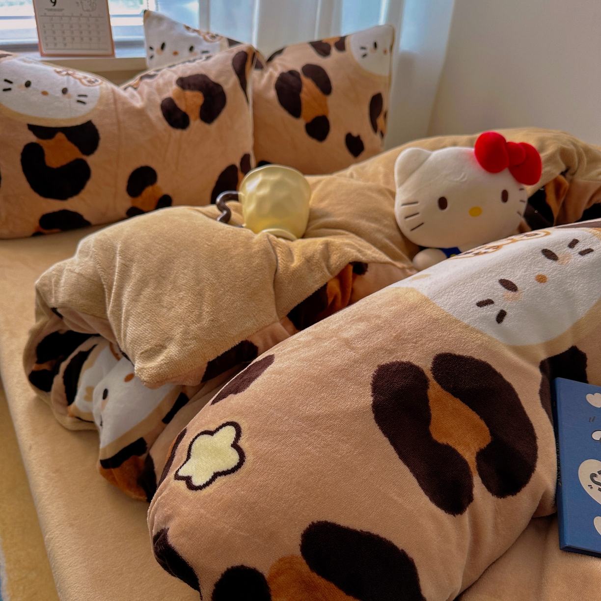 91家纺网 家纺一手货源 找家纺 小叮当家纺仓储工厂店 买家秀 爆款花型2025新款200克牛奶绒小清新卡通复古风四件套 豹纹kt