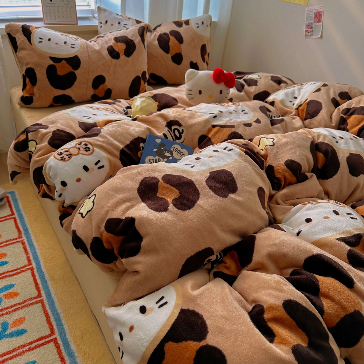 91家纺网 家纺一手货源 找家纺 小叮当家纺仓储工厂店 买家秀 爆款花型2025新款200克牛奶绒小清新卡通复古风四件套 豹纹kt