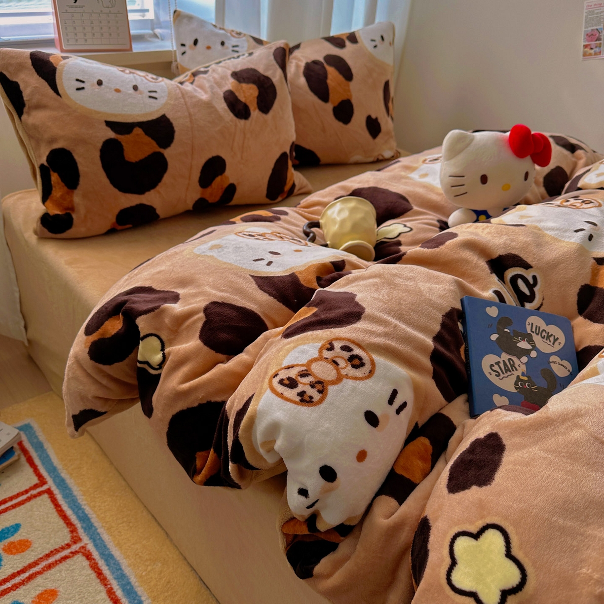 91家纺网 家纺一手货源 找家纺 小叮当家纺仓储工厂店 买家秀 爆款花型2025新款200克牛奶绒小清新卡通复古风四件套 豹纹kt