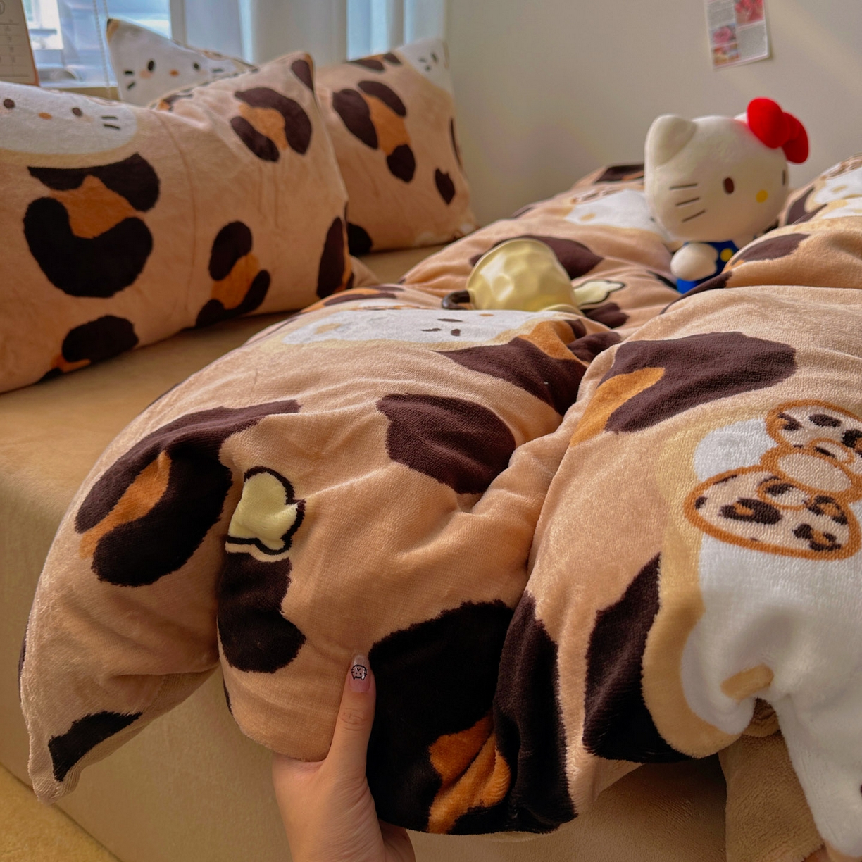 91家纺网 家纺一手货源 找家纺 小叮当家纺仓储工厂店 买家秀 爆款花型2025新款200克牛奶绒小清新卡通复古风四件套 豹纹kt