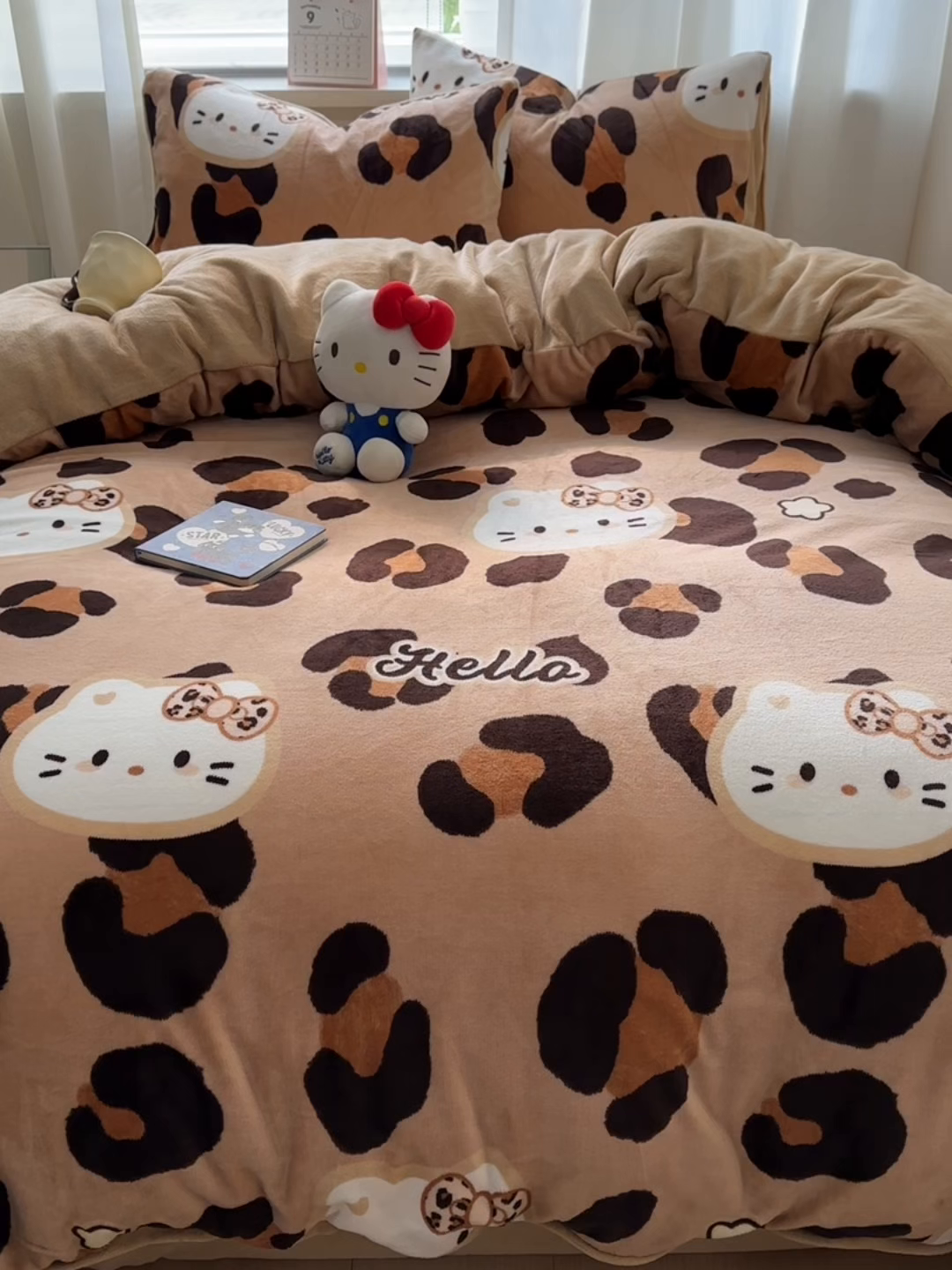 91家纺网 家纺一手货源 找家纺 小叮当家纺仓储工厂店 买家秀 爆款花型2025新款200克牛奶绒小清新卡通复古风四件套 豹纹kt