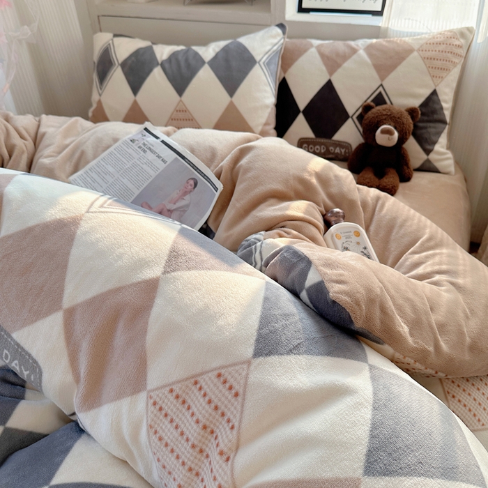 91家纺网 家纺一手货源 找家纺 小叮当家纺仓储工厂店 买家秀 爆款花型2025新款200克牛奶绒小清新卡通复古风四件套 变幻菱格