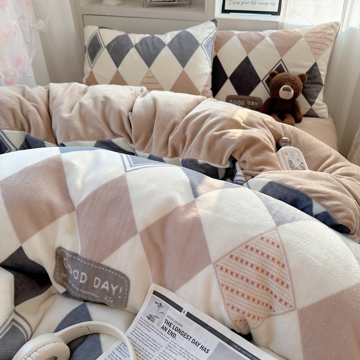 91家纺网 家纺一手货源 找家纺 小叮当家纺仓储工厂店 买家秀 爆款花型2025新款200克牛奶绒小清新卡通复古风四件套 变幻菱格