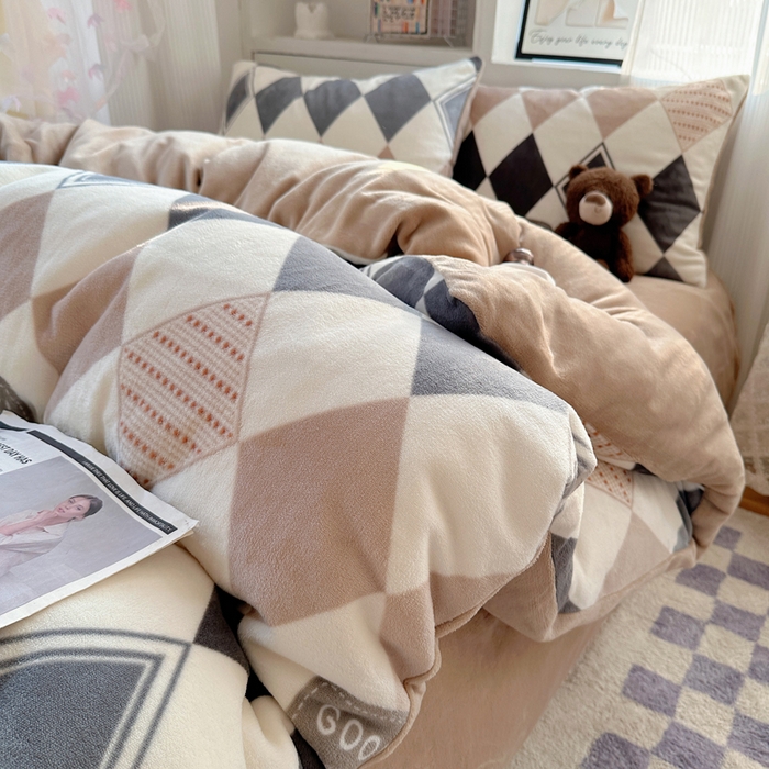 91家纺网 家纺一手货源 找家纺 小叮当家纺仓储工厂店 买家秀 爆款花型2025新款200克牛奶绒小清新卡通复古风四件套 变幻菱格