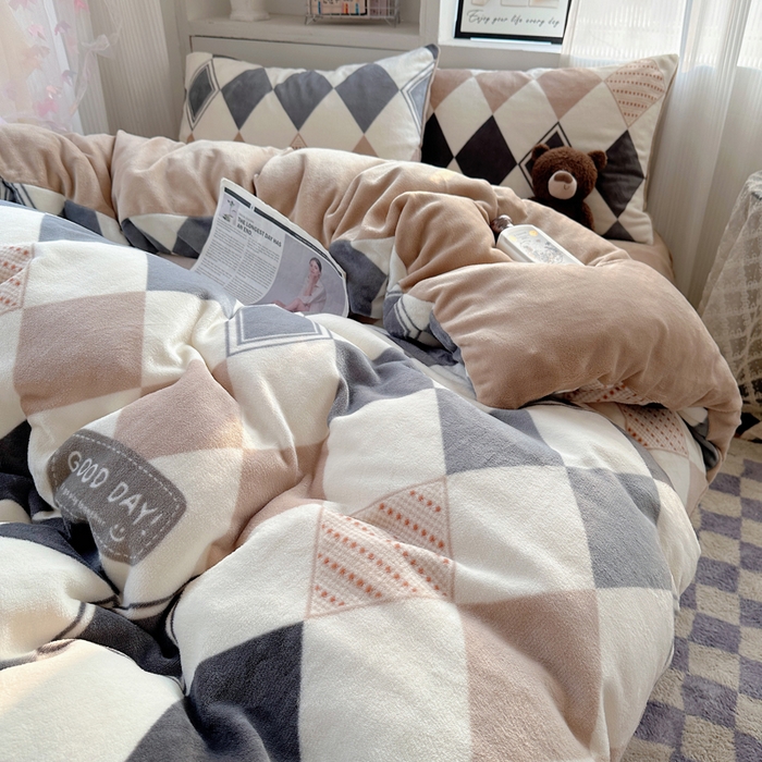 91家纺网 家纺一手货源 找家纺 小叮当家纺仓储工厂店 买家秀 爆款花型2025新款200克牛奶绒小清新卡通复古风四件套 变幻菱格