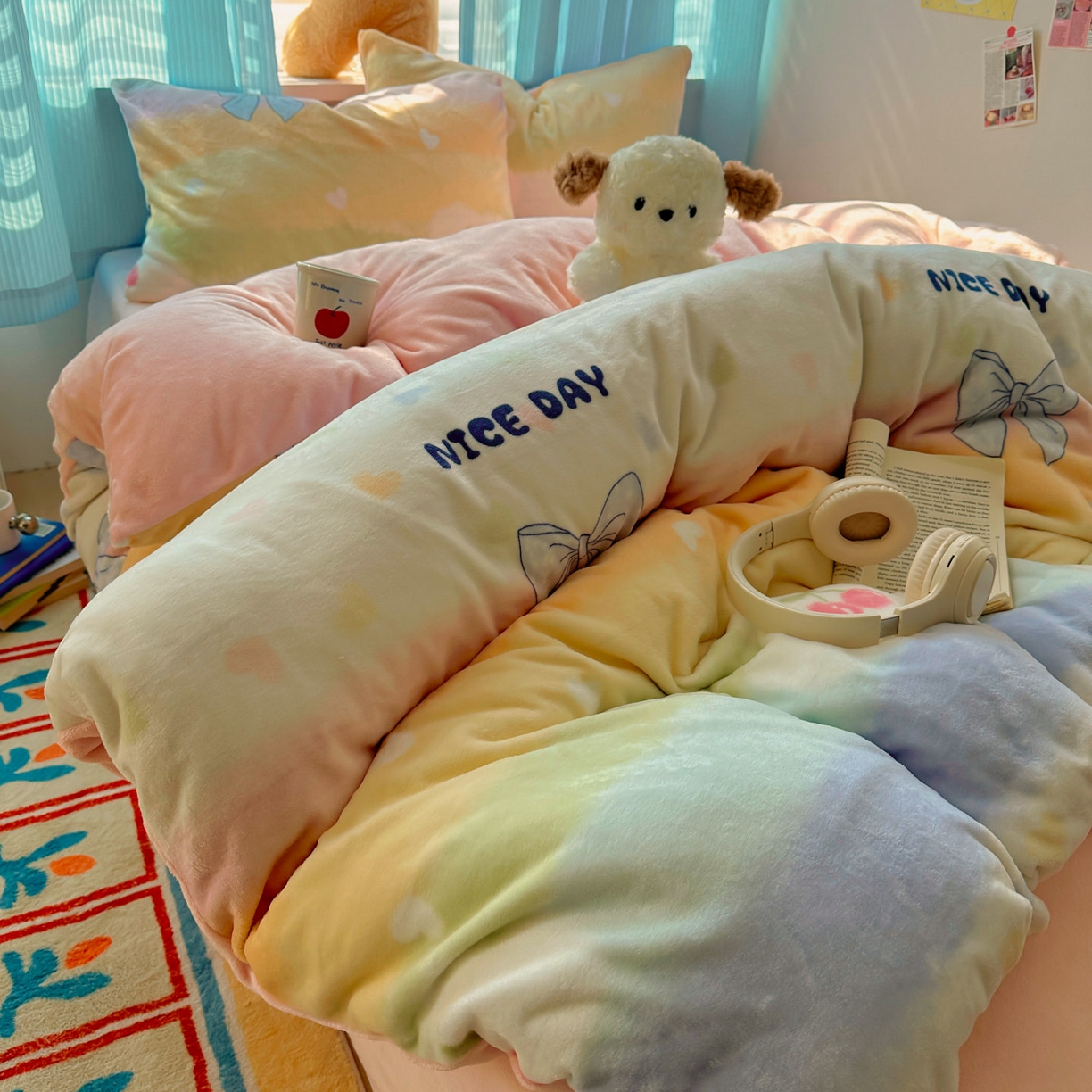 91家纺网 家纺一手货源 找家纺 小叮当家纺仓储工厂店 买家秀 爆款花型2025新款200克牛奶绒小清新卡通复古风四件套 彩虹草莓