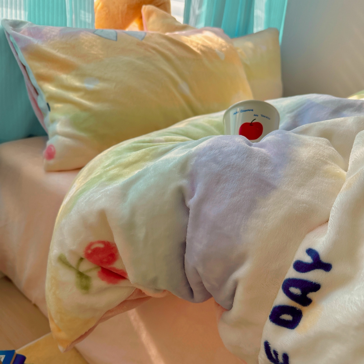 91家纺网 家纺一手货源 找家纺 小叮当家纺仓储工厂店 买家秀 爆款花型2025新款200克牛奶绒小清新卡通复古风四件套 彩虹草莓