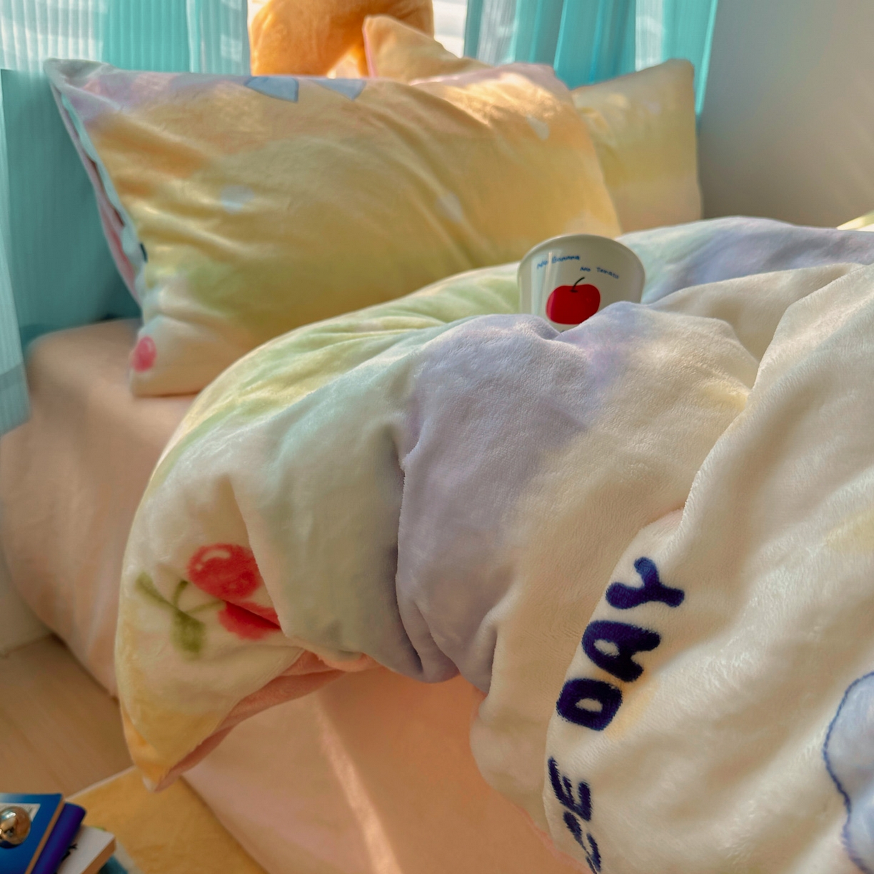 91家纺网 家纺一手货源 找家纺 小叮当家纺仓储工厂店 买家秀 爆款花型2025新款200克牛奶绒小清新卡通复古风四件套 彩虹草莓