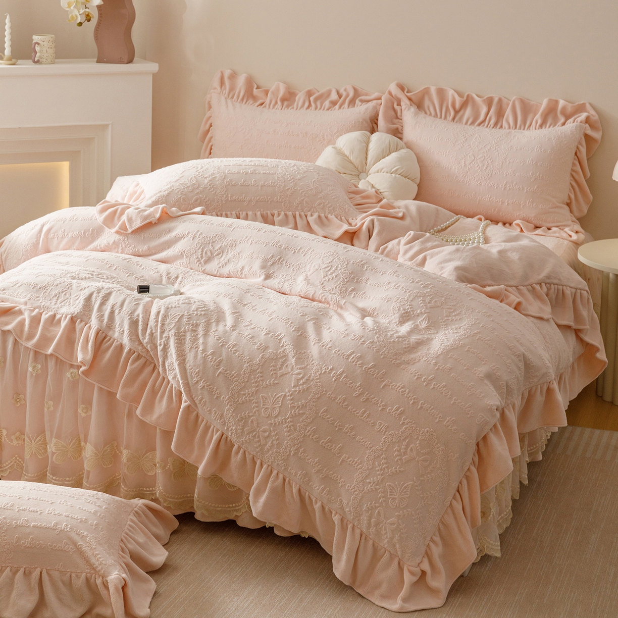 91家纺网 家纺一手货源 找家纺 （总）好儿喜家纺 2025新款雕花牛奶绒床裙款四件套-蝶韵