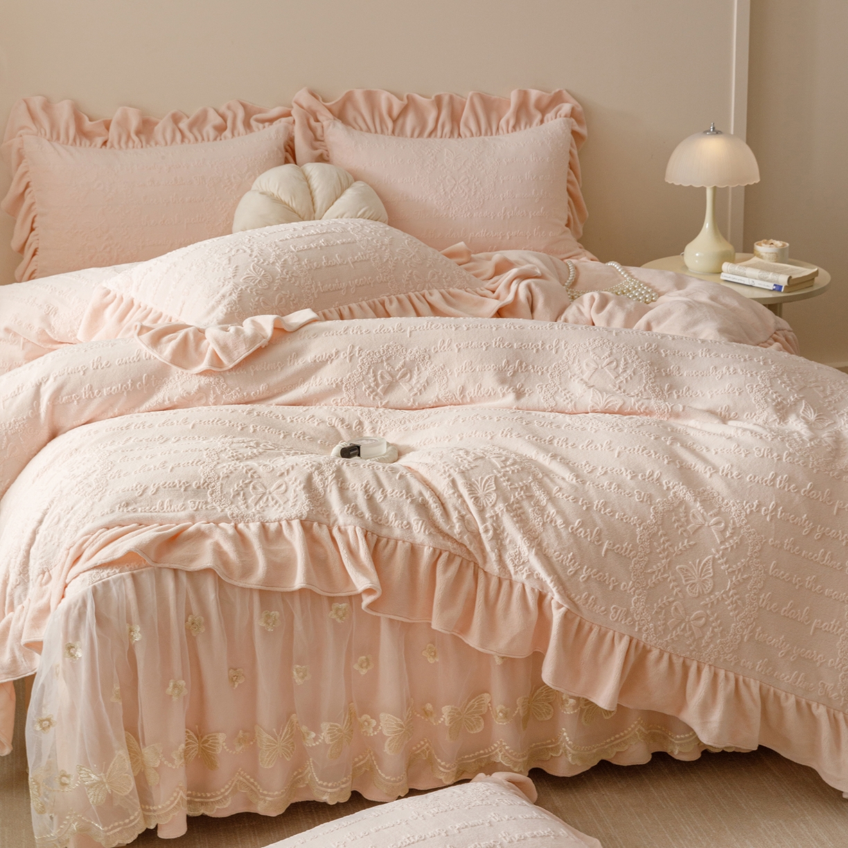 91家纺网 家纺一手货源 找家纺 （总）好儿喜家纺 2025新款雕花牛奶绒床裙款四件套-蝶韵