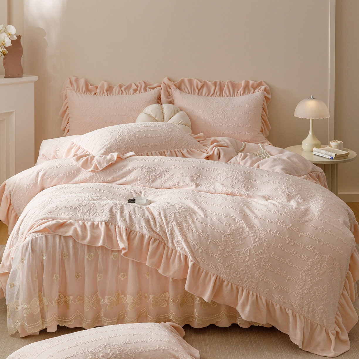 91家纺网 家纺一手货源 找家纺 （总）好儿喜家纺 2025新款雕花牛奶绒床裙款四件套-蝶韵