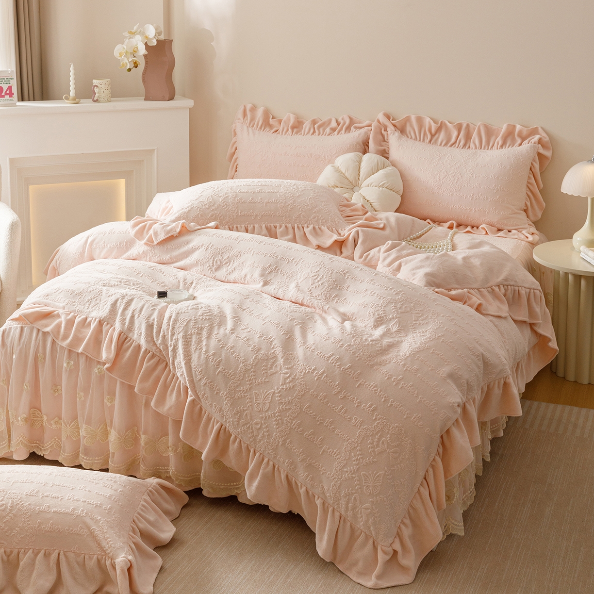 91家纺网 家纺一手货源 找家纺 （总）好儿喜家纺 2025新款雕花牛奶绒床裙款四件套-蝶韵