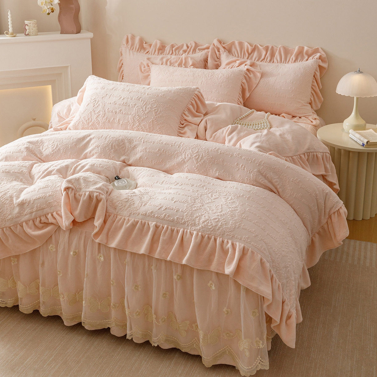 91家纺网 家纺一手货源 找家纺 （总）好儿喜家纺 2025新款雕花牛奶绒床裙款四件套-蝶韵