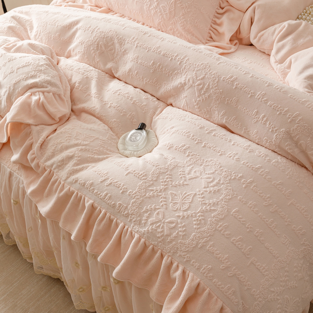 91家纺网 家纺一手货源 找家纺 （总）好儿喜家纺 2025新款雕花牛奶绒床裙款四件套-蝶韵