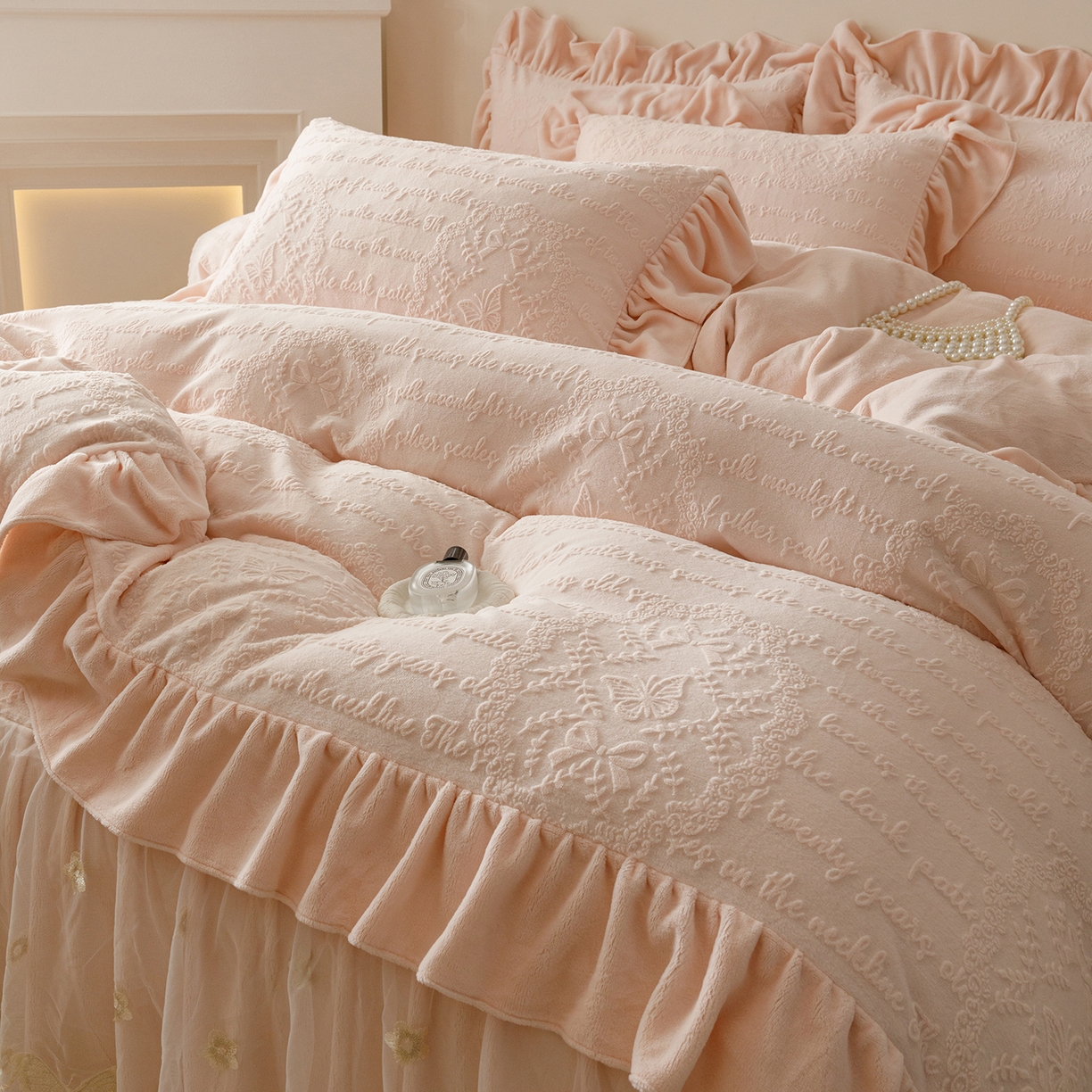 91家纺网 家纺一手货源 找家纺 （总）好儿喜家纺 2025新款雕花牛奶绒床裙款四件套-蝶韵