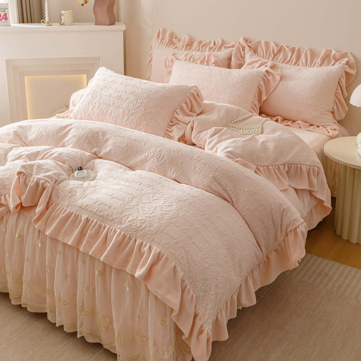 91家纺网 家纺一手货源 找家纺 （总）好儿喜家纺 2025新款雕花牛奶绒床裙款四件套-蝶韵