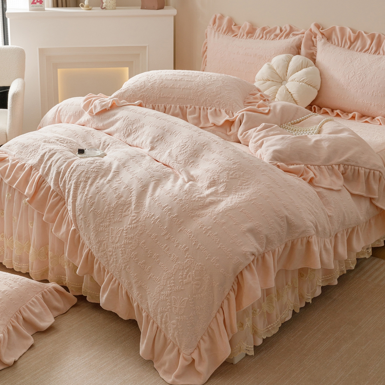 91家纺网 家纺一手货源 找家纺 （总）好儿喜家纺 2025新款雕花牛奶绒床裙款四件套-蝶韵