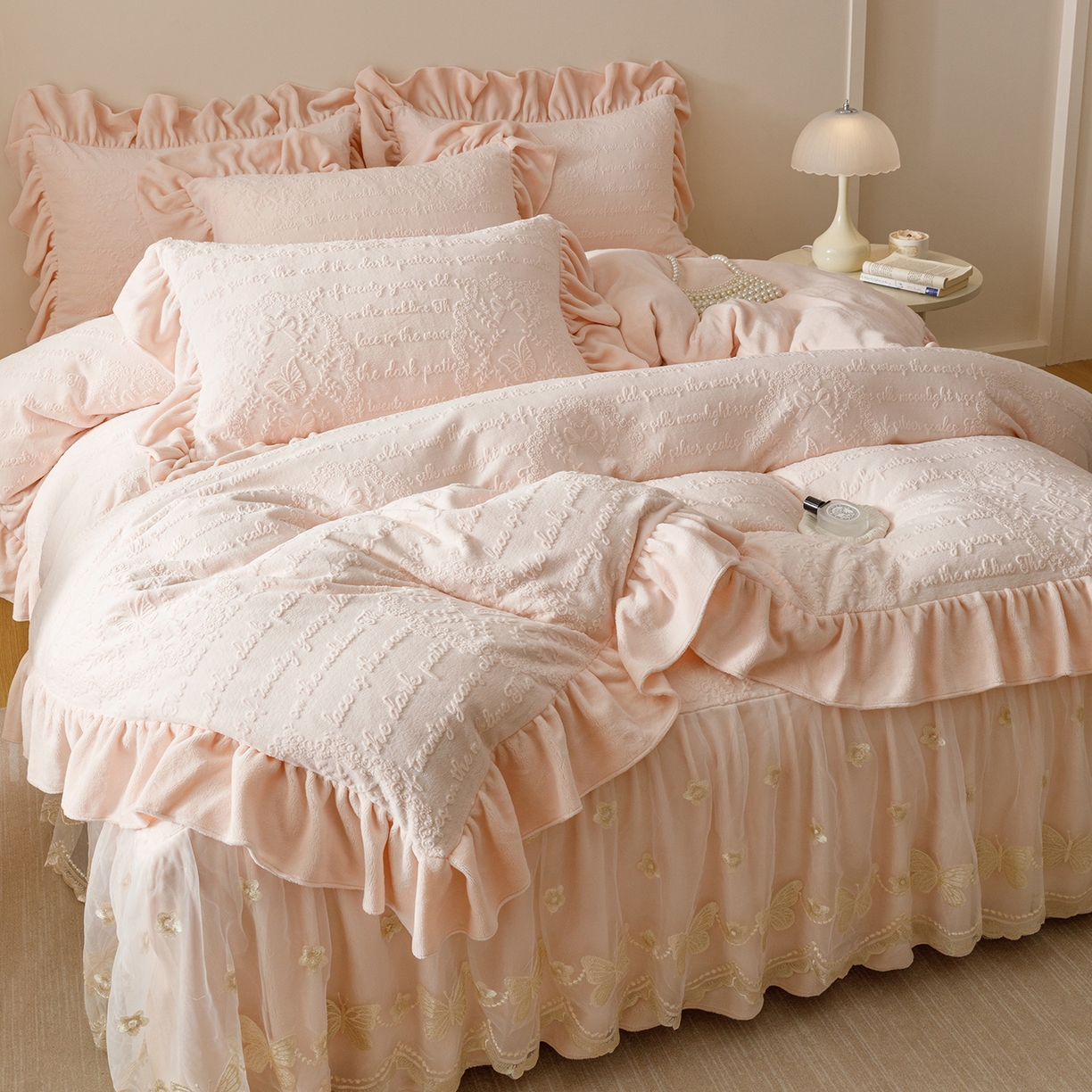 91家纺网 家纺一手货源 找家纺 （总）好儿喜家纺 2025新款雕花牛奶绒床裙款四件套-蝶韵