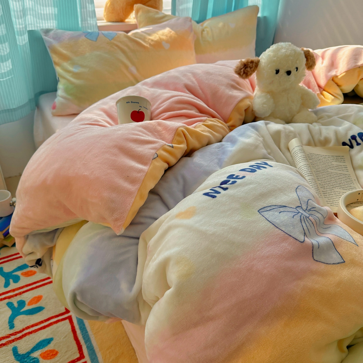 91家纺网 家纺一手货源 找家纺 小叮当家纺仓储工厂店 买家秀 爆款花型2025新款200克牛奶绒小清新卡通复古风四件套 彩虹草莓