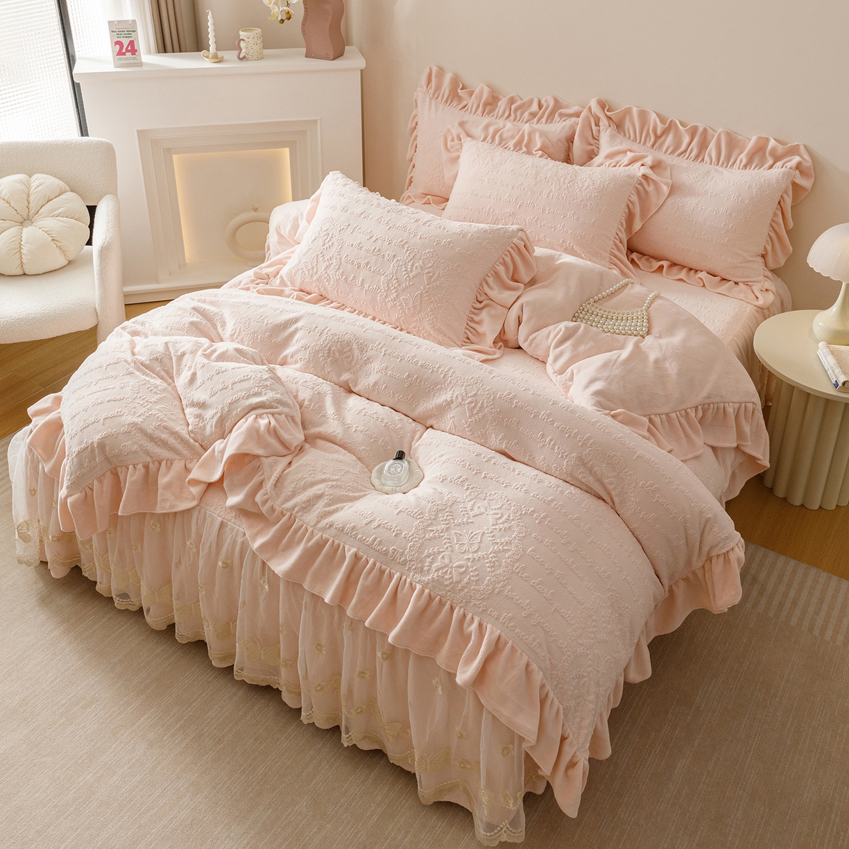 91家纺网 家纺一手货源 找家纺 （总）好儿喜家纺 2025新款雕花牛奶绒床裙款四件套-蝶韵