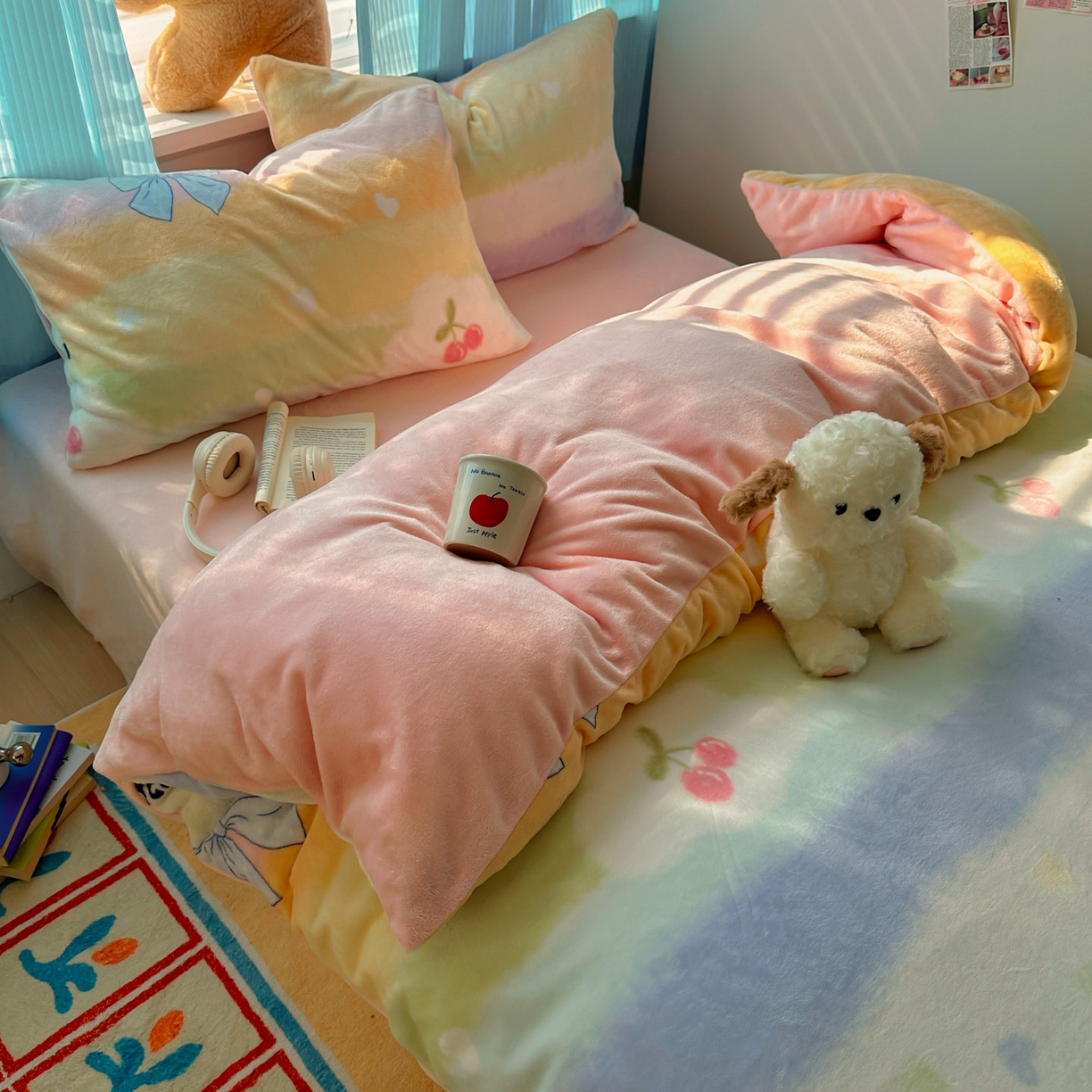 91家纺网 家纺一手货源 找家纺 小叮当家纺仓储工厂店 买家秀 爆款花型2025新款200克牛奶绒小清新卡通复古风四件套 彩虹草莓