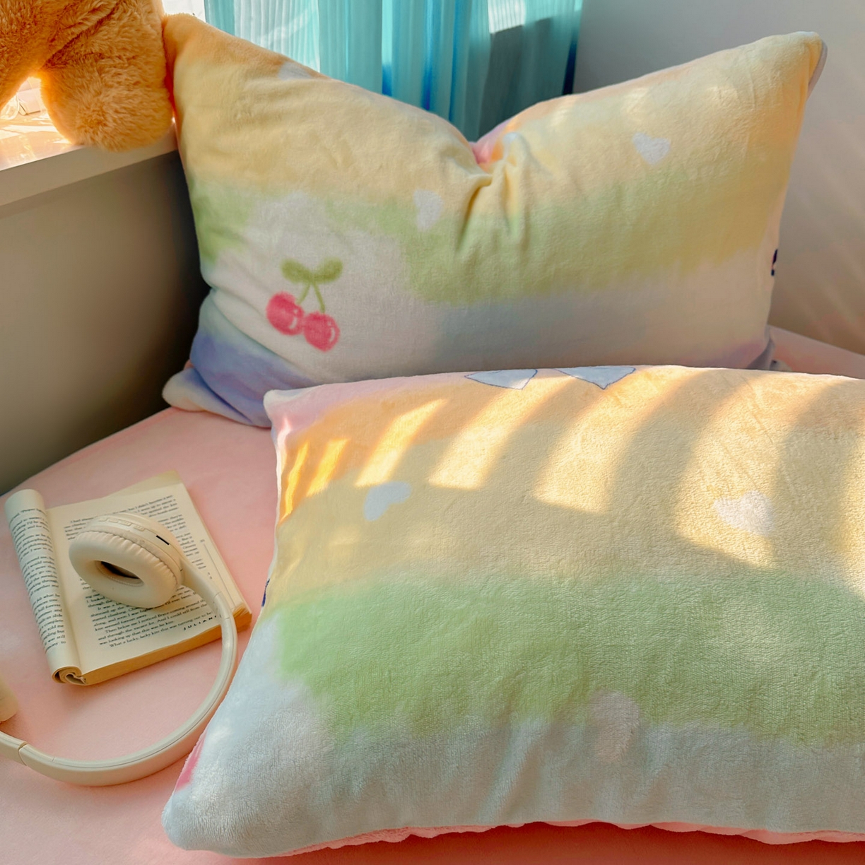 91家纺网 家纺一手货源 找家纺 小叮当家纺仓储工厂店 买家秀 爆款花型2025新款200克牛奶绒小清新卡通复古风四件套 彩虹草莓