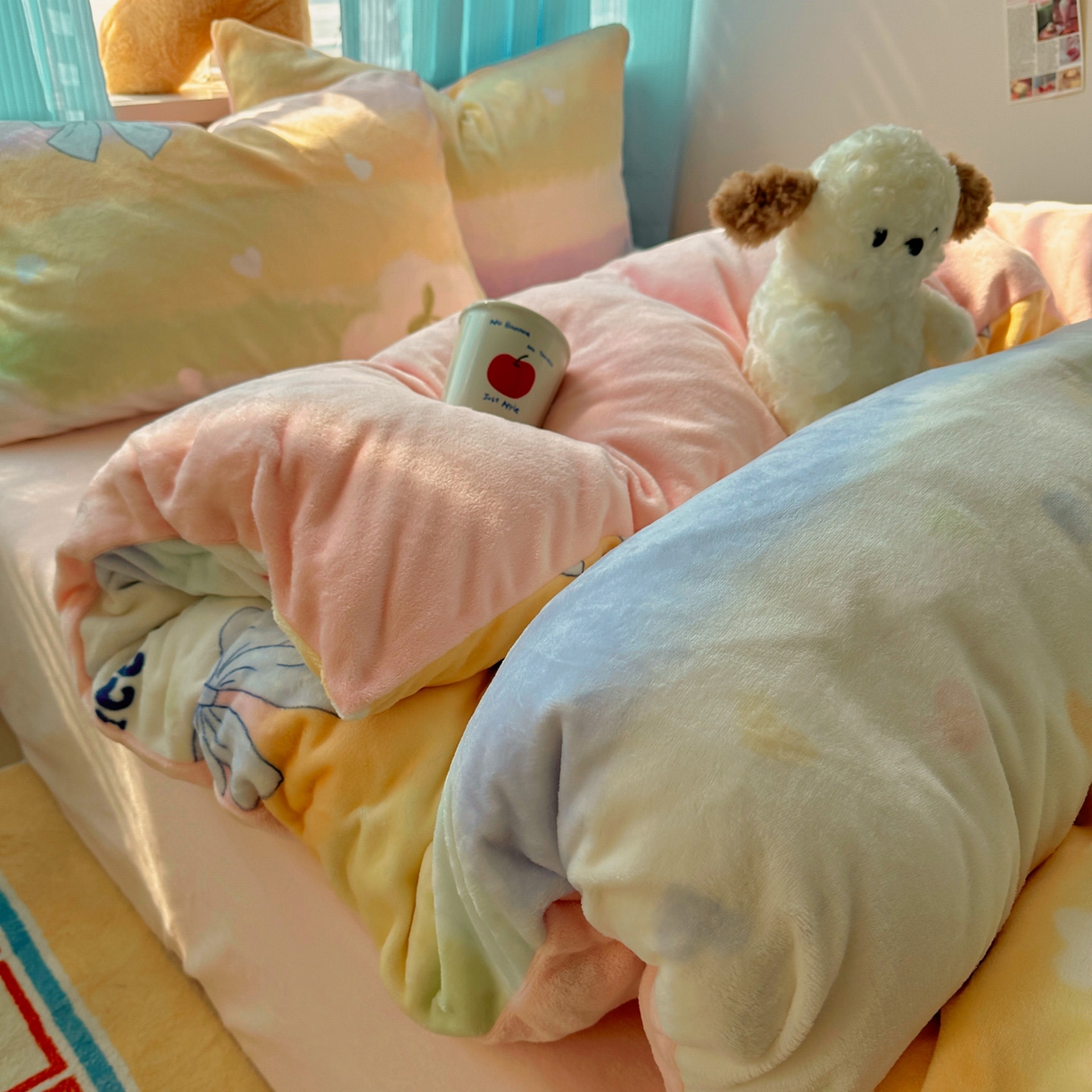 91家纺网 家纺一手货源 找家纺 小叮当家纺仓储工厂店 买家秀 爆款花型2025新款200克牛奶绒小清新卡通复古风四件套 彩虹草莓