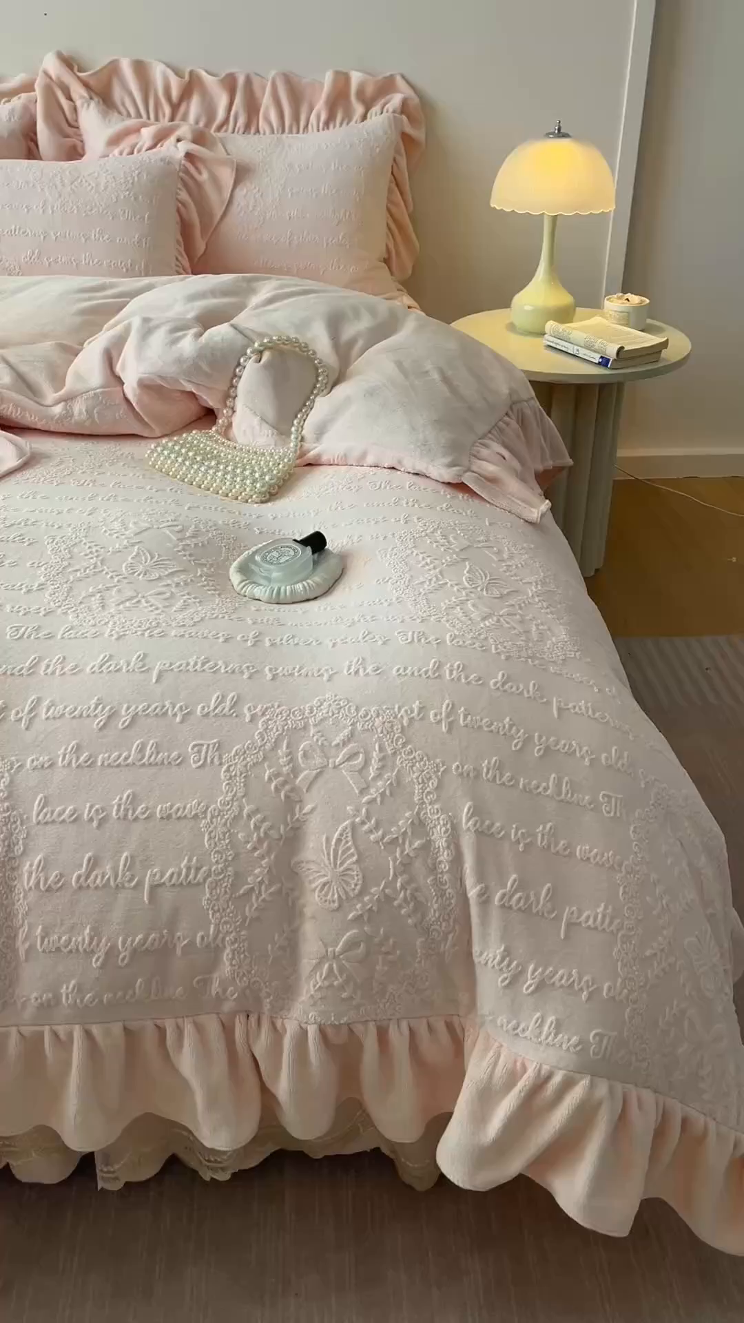 91家纺网 家纺一手货源 找家纺 （总）好儿喜家纺 2025新款雕花牛奶绒床裙款四件套-蝶韵