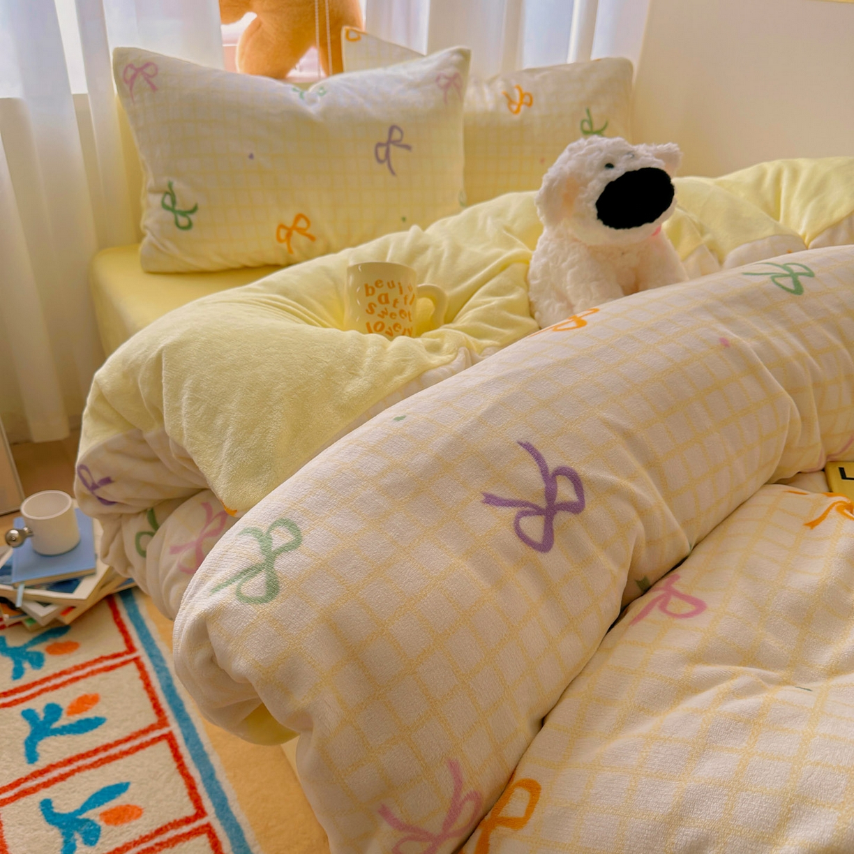 91家纺网 家纺一手货源 找家纺 小叮当家纺仓储工厂店 买家秀 爆款花型2025新款200克牛奶绒小清新卡通复古风四件套 彩色蝴蝶结