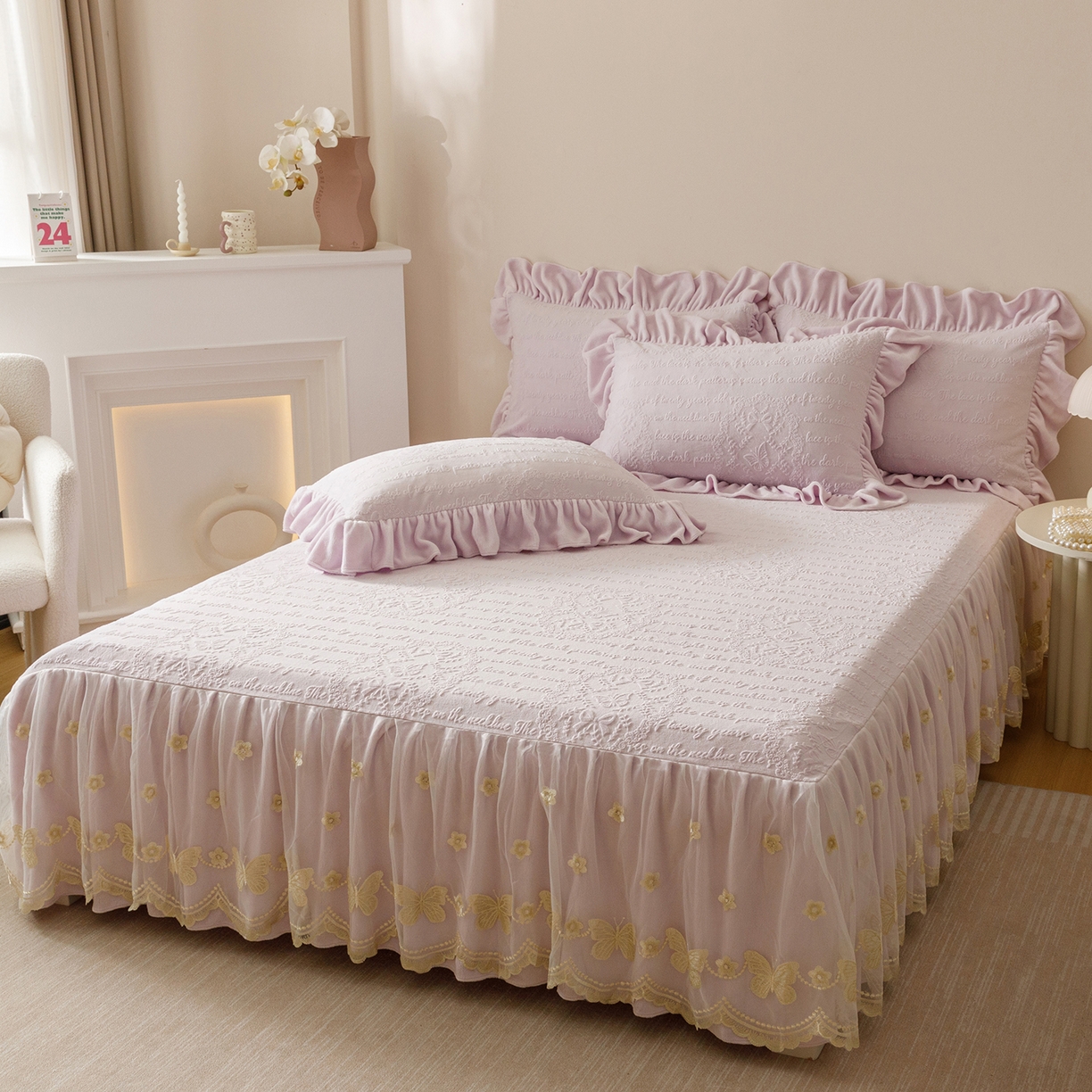 91家纺网 家纺一手货源 找家纺 （总）好儿喜家纺 2025新款雕花牛奶绒床裙款三件套-蝶韵