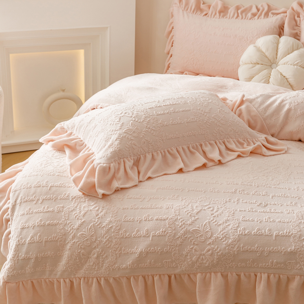 91家纺网 家纺一手货源 找家纺 （总）好儿喜家纺 2025新款雕花牛奶绒床裙款三件套-蝶韵