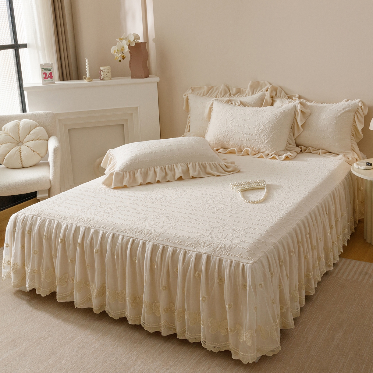 91家纺网 家纺一手货源 找家纺 （总）好儿喜家纺 2025新款雕花牛奶绒床裙款三件套-蝶韵