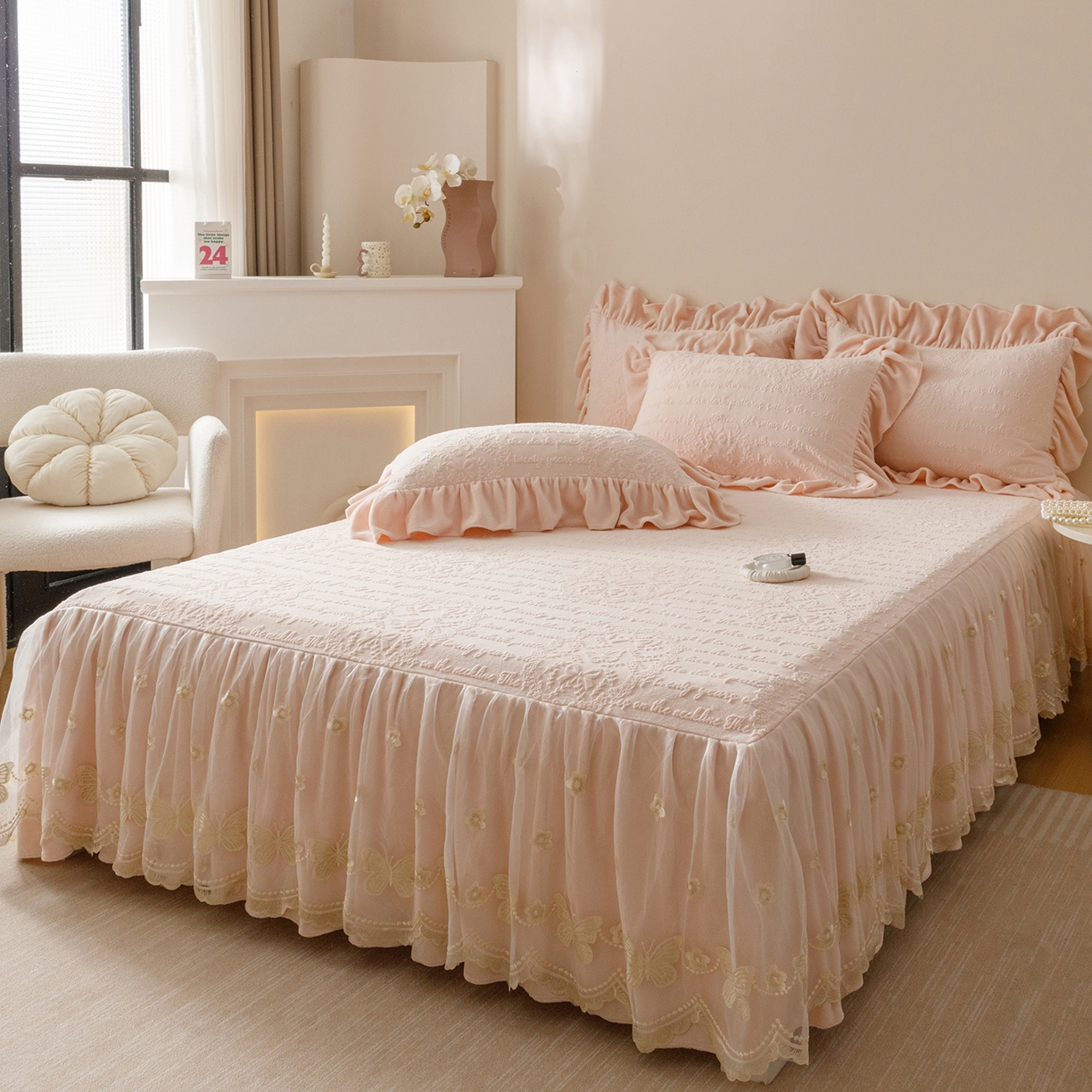 91家纺网 家纺一手货源 找家纺 （总）好儿喜家纺 2025新款雕花牛奶绒床裙款三件套-蝶韵