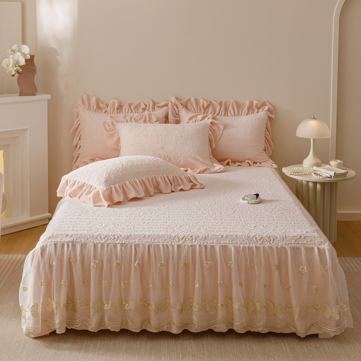 91家纺网 家纺一手货源 找家纺 （总）好儿喜家纺 2025新款雕花牛奶绒床裙款三件套-蝶韵