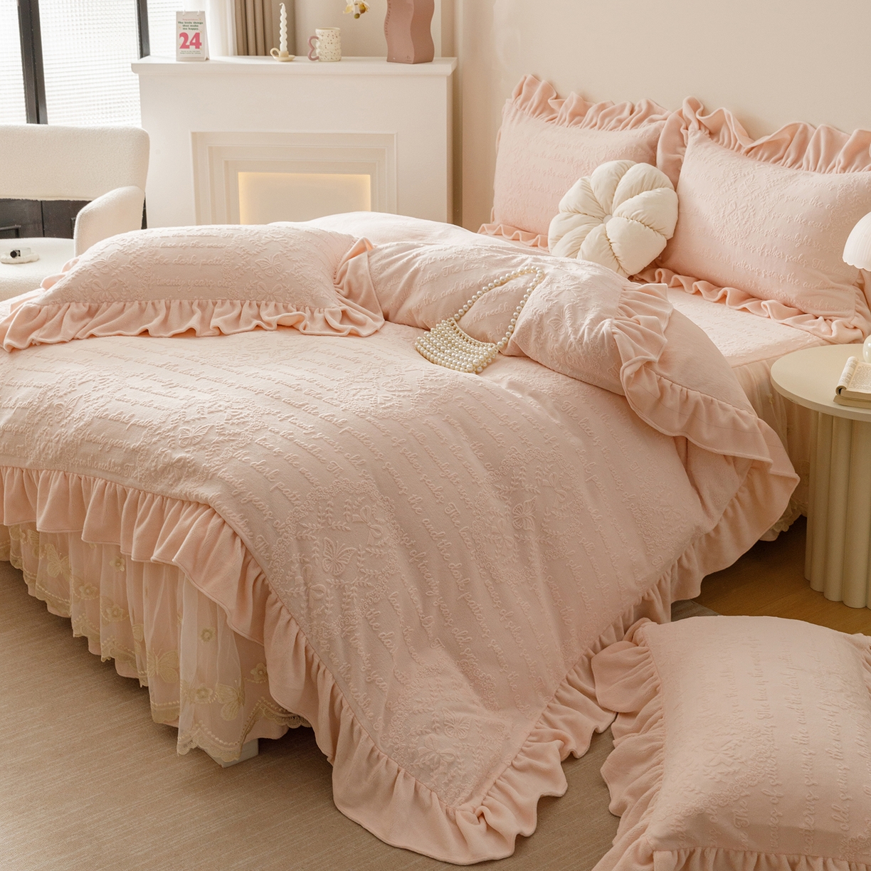 91家纺网 家纺一手货源 找家纺 （总）好儿喜家纺 2025新款雕花牛奶绒床裙款三件套-蝶韵