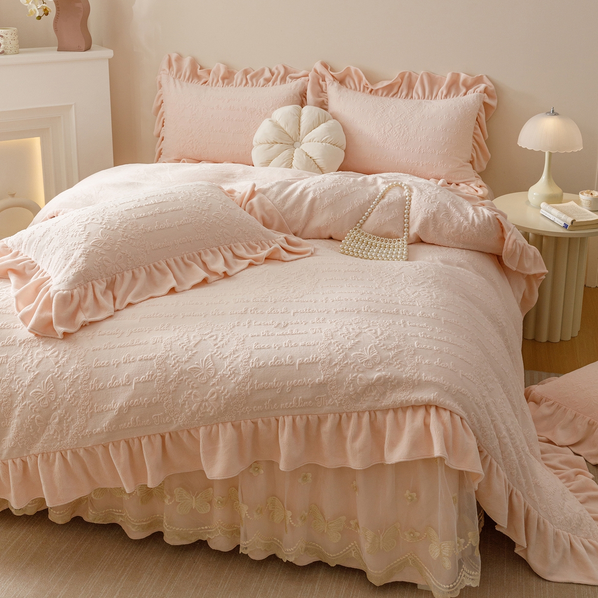 91家纺网 家纺一手货源 找家纺 （总）好儿喜家纺 2025新款雕花牛奶绒床裙款三件套-蝶韵