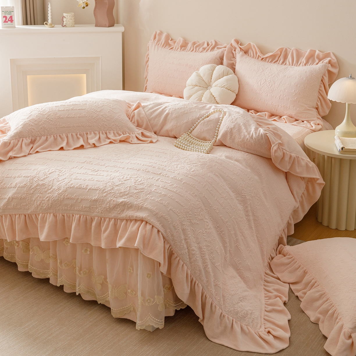 91家纺网 家纺一手货源 找家纺 （总）好儿喜家纺 2025新款雕花牛奶绒床裙款三件套-蝶韵