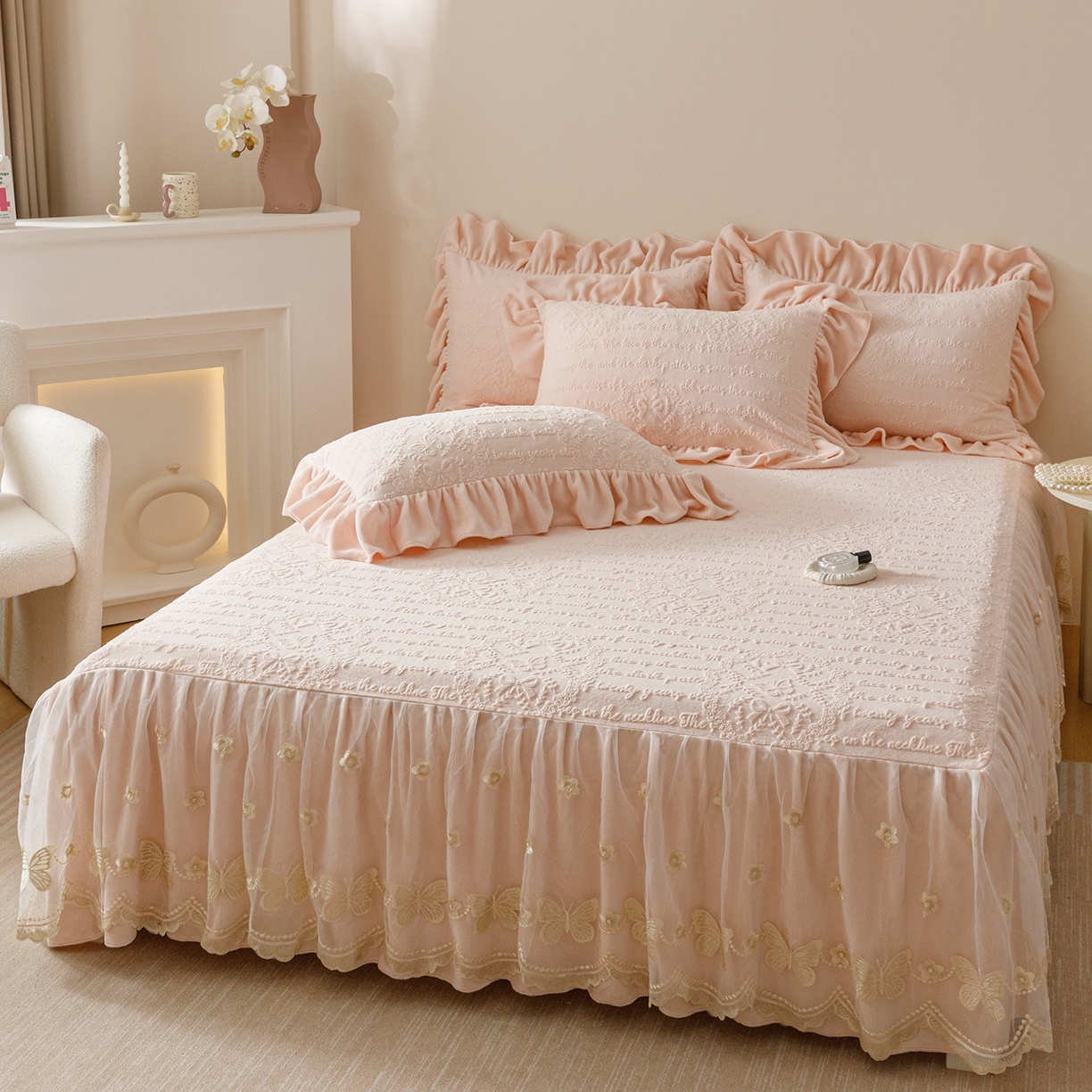 91家纺网 家纺一手货源 找家纺 （总）好儿喜家纺 2025新款雕花牛奶绒床裙款三件套-蝶韵