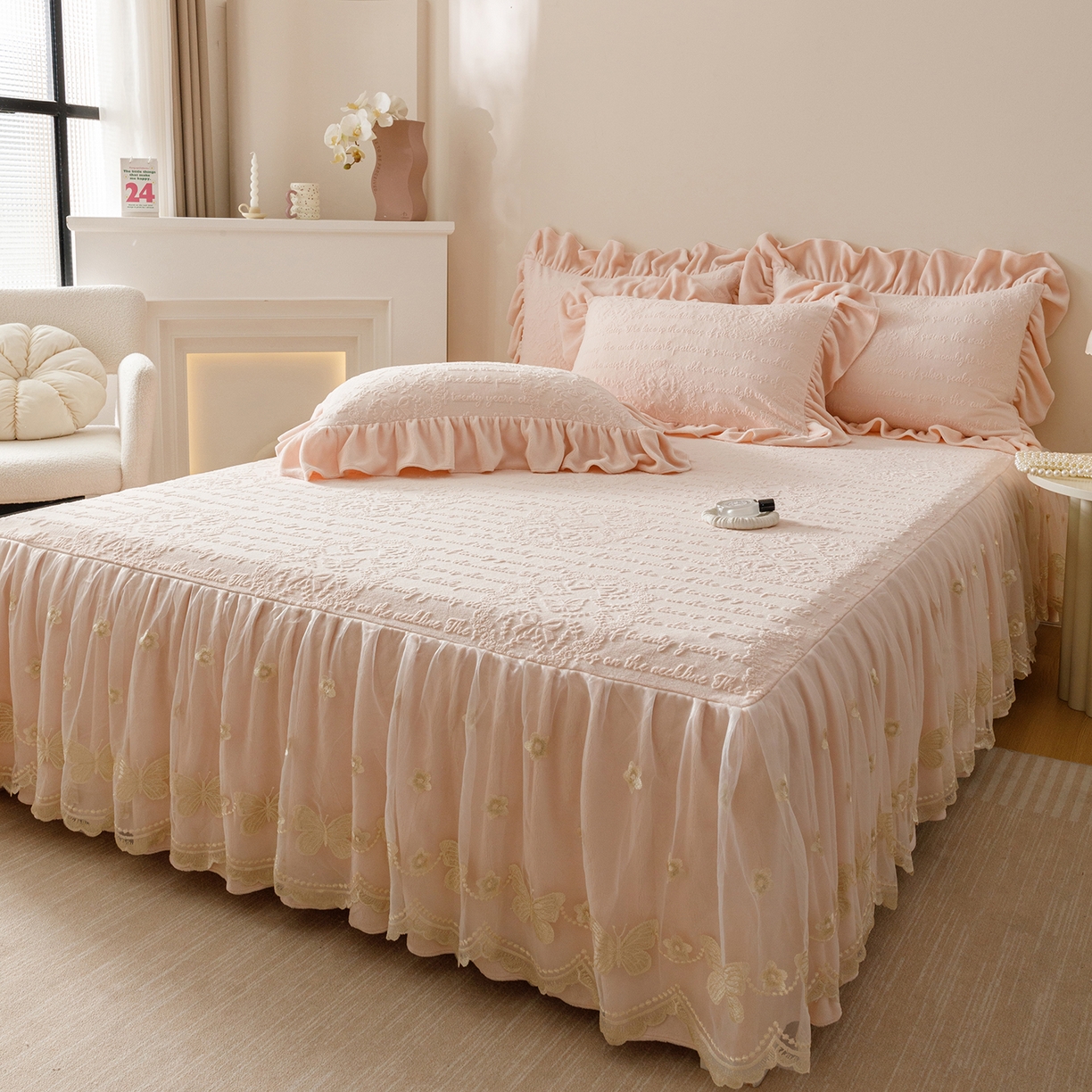 91家纺网 家纺一手货源 找家纺 （总）好儿喜家纺 2025新款雕花牛奶绒床裙款三件套-蝶韵