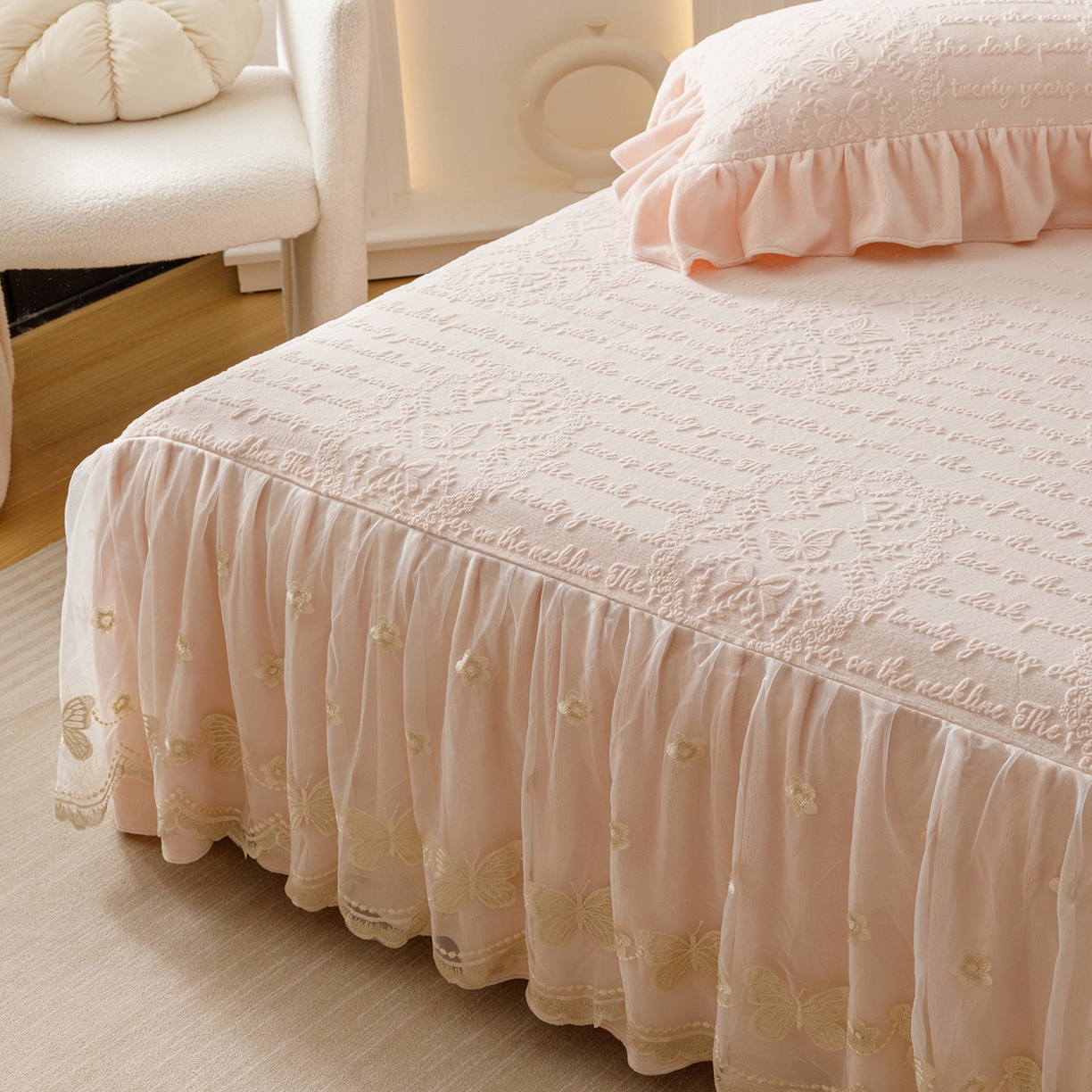 91家纺网 家纺一手货源 找家纺 （总）好儿喜家纺 2025新款雕花牛奶绒床裙款三件套-蝶韵