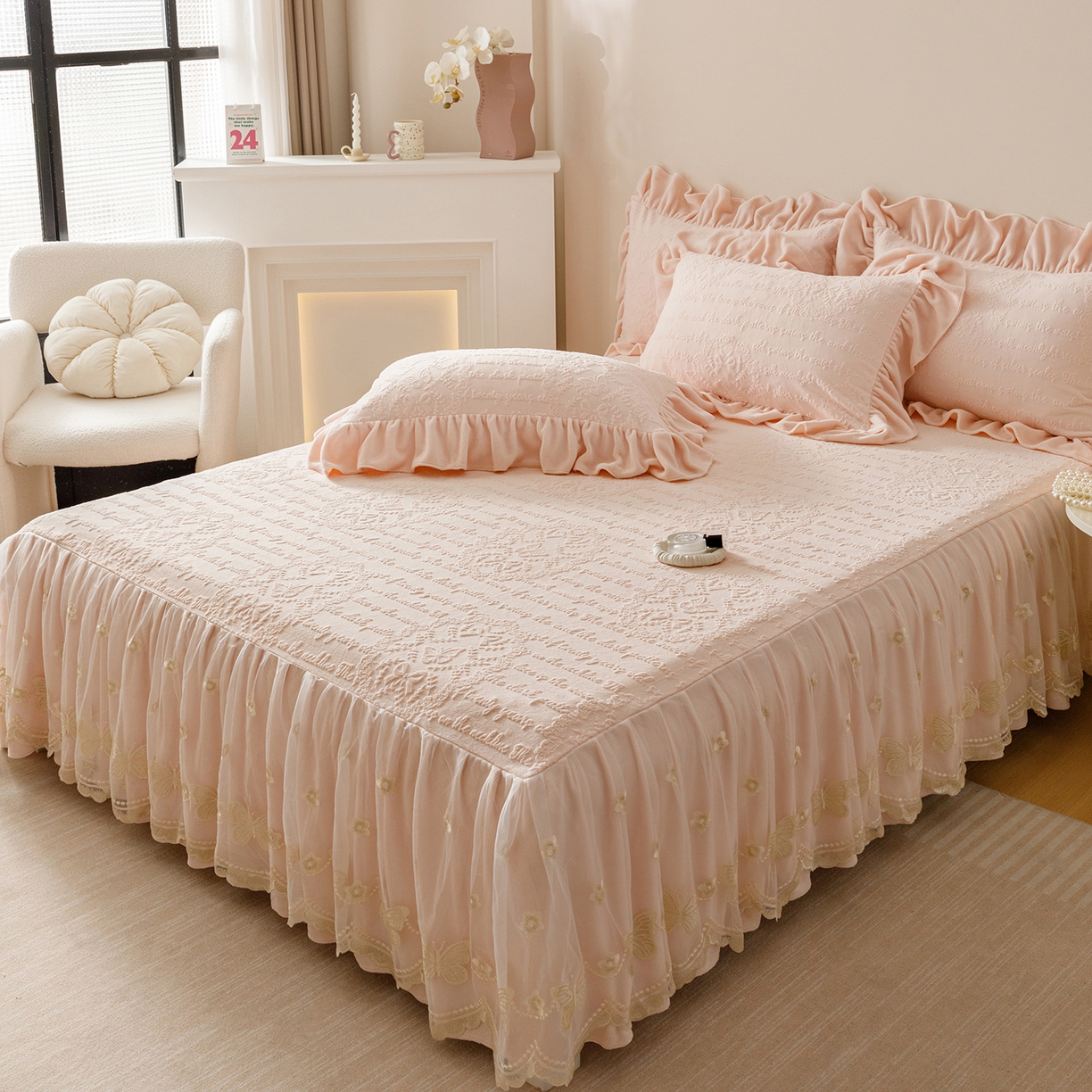 91家纺网 家纺一手货源 找家纺 （总）好儿喜家纺 2025新款雕花牛奶绒床裙款三件套-蝶韵