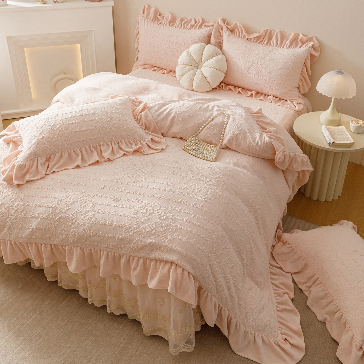 91家纺网 家纺一手货源 找家纺 （总）好儿喜家纺 2025新款雕花牛奶绒床裙款三件套-蝶韵