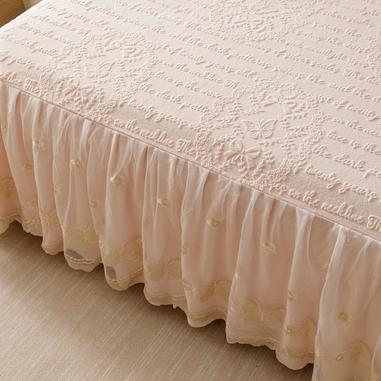 91家纺网 家纺一手货源 找家纺 （总）好儿喜家纺 2025新款雕花牛奶绒床裙款三件套-蝶韵