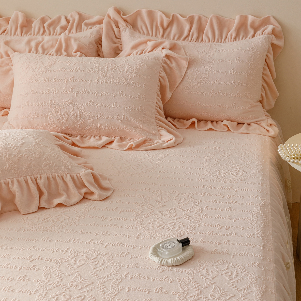 91家纺网 家纺一手货源 找家纺 （总）好儿喜家纺 2025新款雕花牛奶绒床裙款三件套-蝶韵