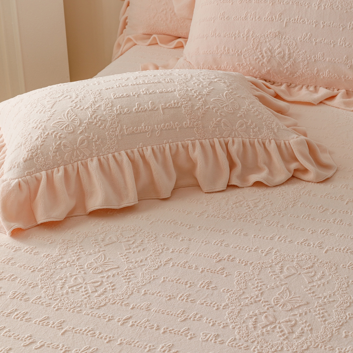 91家纺网 家纺一手货源 找家纺 （总）好儿喜家纺 2025新款雕花牛奶绒床裙款三件套-蝶韵