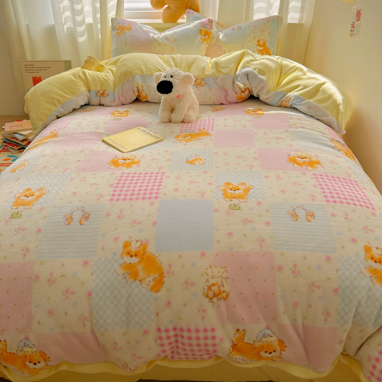 91家纺网 家纺一手货源 找家纺 小叮当家纺仓储工厂店 买家秀 爆款花型2025新款200克牛奶绒小清新卡通复古风四件套 花丛奶猫